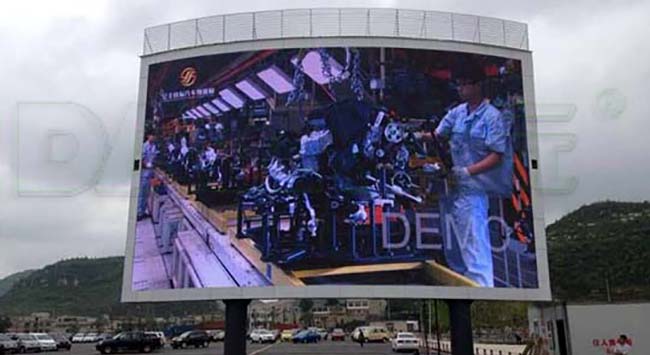 320平米贵州汽车生态城LED显示屏又安装好了，三虹速度！