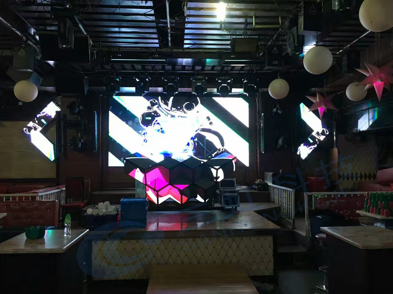 三虹科技DJ台酒吧LED显示屏为消费者展现视觉魅力